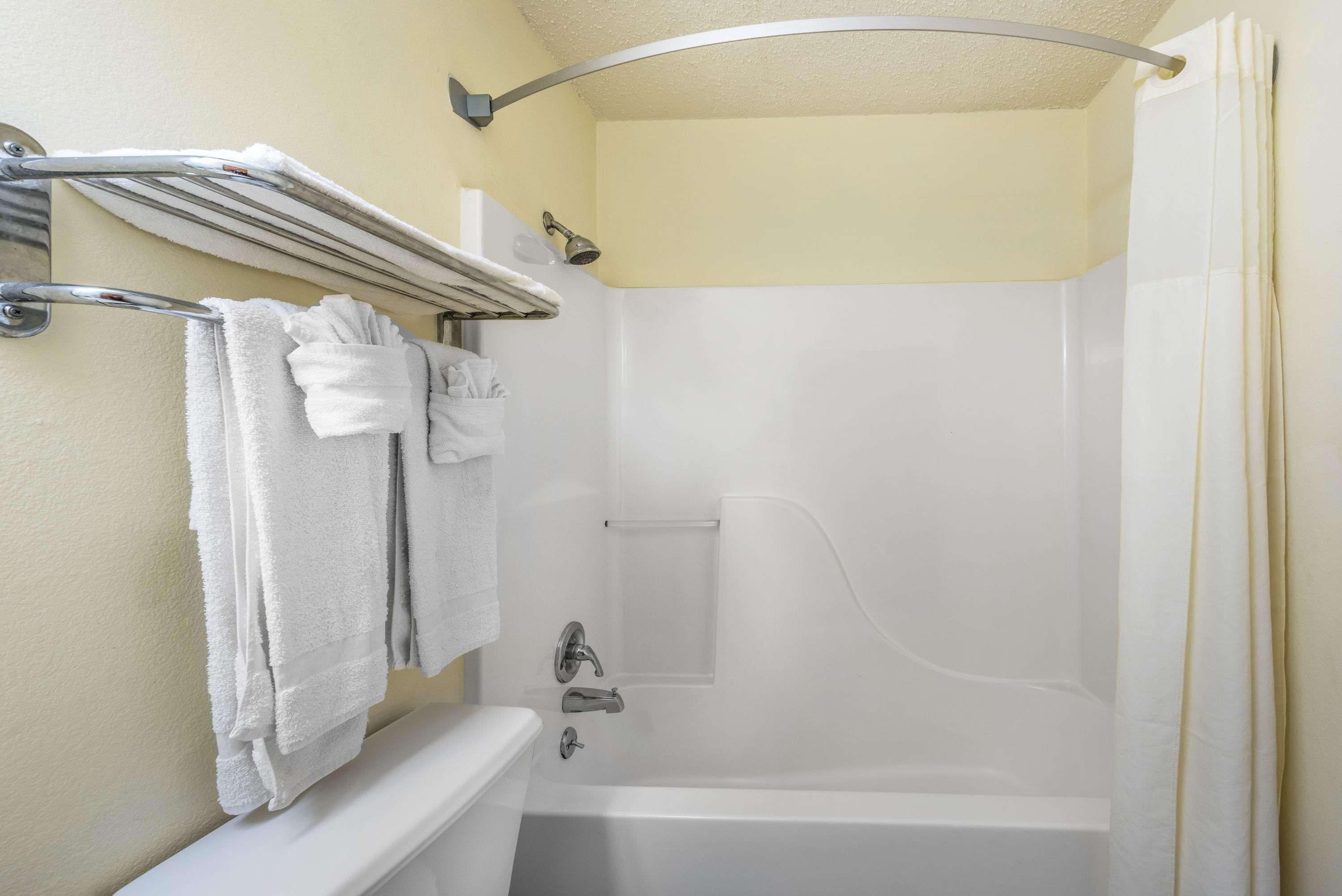 Super 8 by Wyndham Denton Hotell Eksteriør bilde