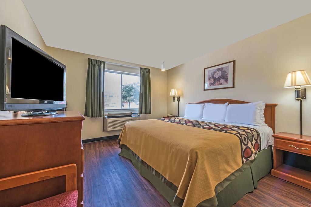 Super 8 by Wyndham Denton Hotell Eksteriør bilde