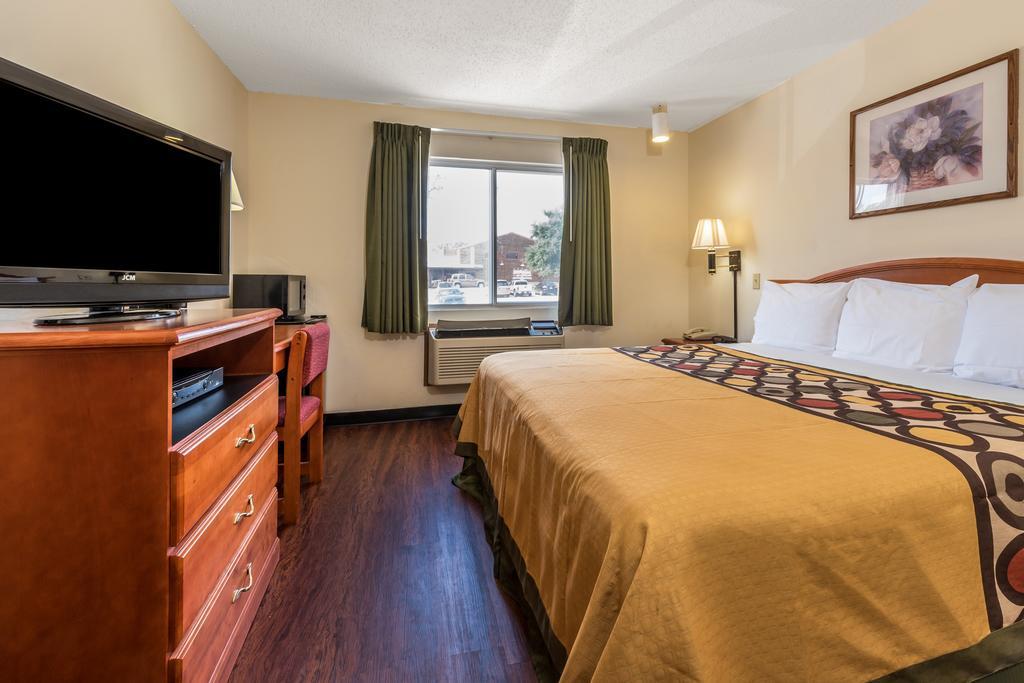 Super 8 by Wyndham Denton Hotell Eksteriør bilde